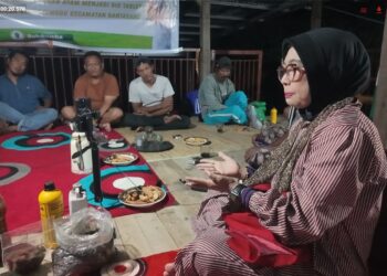 Dosen Unhas Latih Kelompok Peternak Auliah Unggas Olah Kotoran Ayam Jadi Pupuk Organik Cair