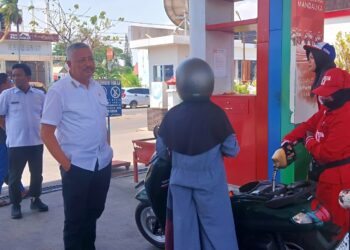 Terapkan Ganjil Genap Kurangi Antrean, Bupati Pinrang Pantau Pengisian BBM Subsidi