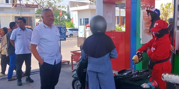 Terapkan Ganjil Genap Kurangi Antrean, Bupati Pinrang Pantau Pengisian BBM Subsidi