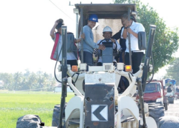 Tinjau Pengerjaan Ruas Anabanna, Bupati Sidrap Minta Kontraktor Jaga Kualitas Aspal, Drainase dan Bahu Jalan