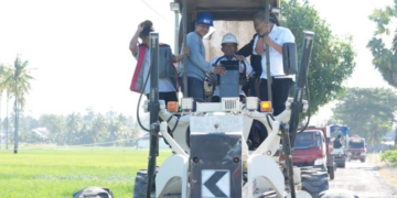Tinjau Pengerjaan Ruas Anabanna, Bupati Sidrap Minta Kontraktor Jaga Kualitas Aspal, Drainase dan Bahu Jalan