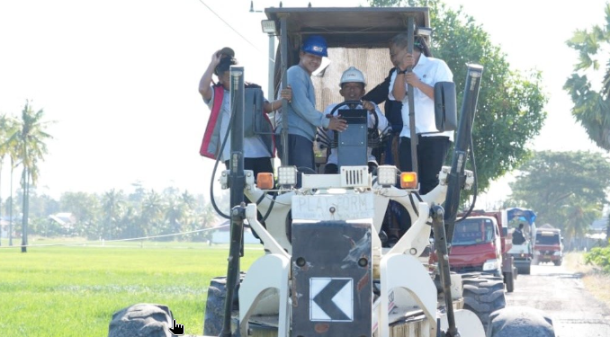 Tinjau Pengerjaan Ruas Anabanna, Bupati Sidrap Minta Kontraktor Jaga Kualitas Aspal, Drainase dan Bahu Jalan