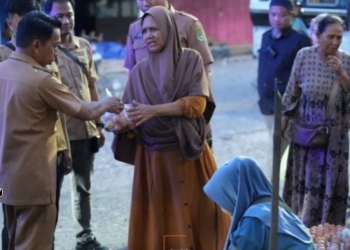 Cek Pasar Pangkajene, Bupati Sidrap Bagikan Belanjaannya kepada Warga