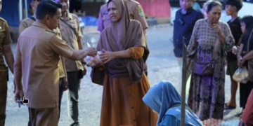Cek Pasar Pangkajene, Bupati Sidrap Bagikan Belanjaannya kepada Warga