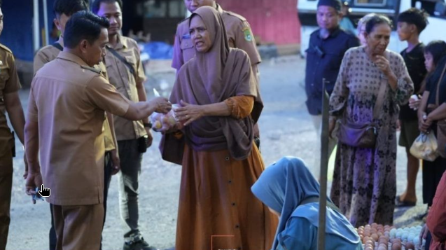 Cek Pasar Pangkajene, Bupati Sidrap Bagikan Belanjaannya kepada Warga