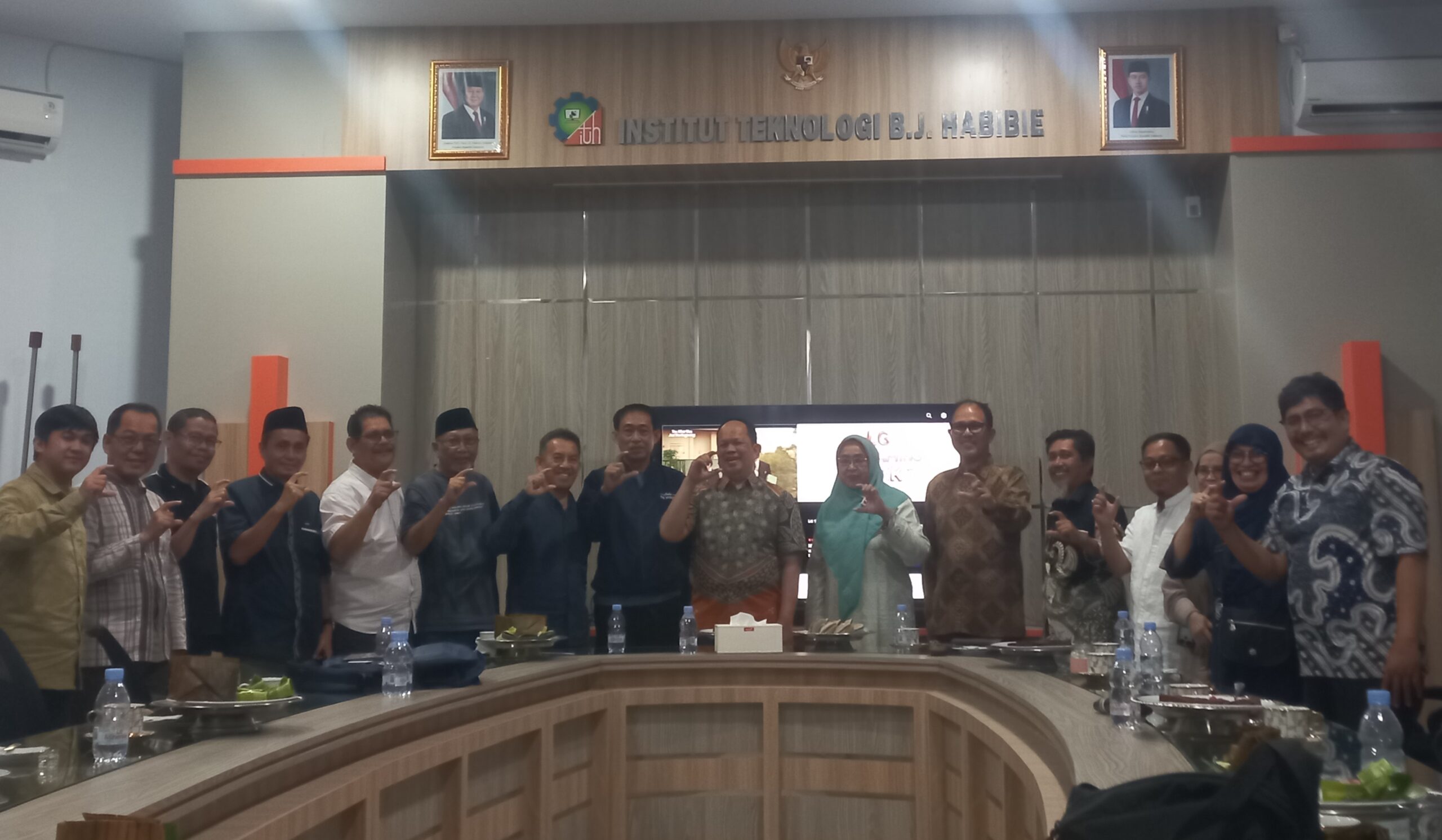 Foto bersama usai pertemuan antara Dewan Pakar dengan sejumlah pengurus ICMI Orda Parepare. --dok--