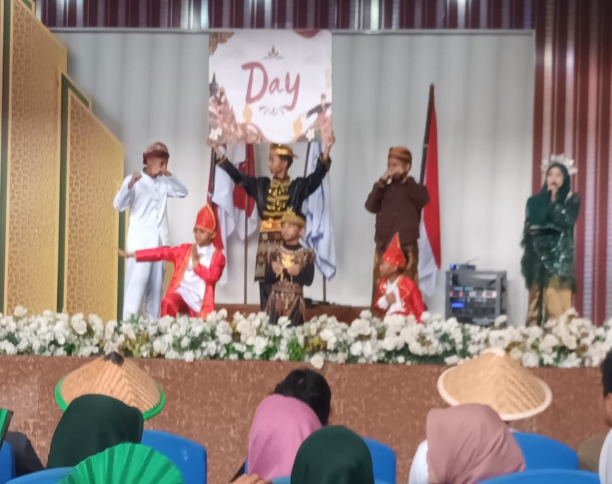 Siswa SIT Andalusia tampil di atas panggung.