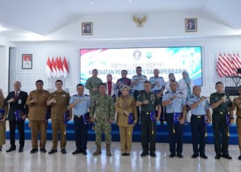 Wali Kota Parepare Terima Brevet Kehormatan Kesehatan TNI AL