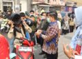 Cegah ISPA, Wali Kota Parepare Pimpin Pembagian Masker