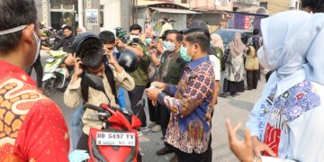 Cegah ISPA, Wali Kota Parepare Pimpin Pembagian Masker