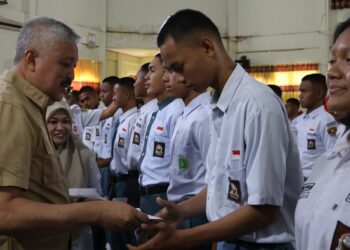 Bupati Pinrang Apresiasi Paskibraka HUT ke-81 RI, Beri Uang Saku