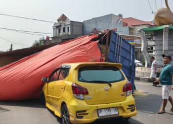 Timpa Mobil Hingga Sebabkan Macet, Truk Pengangkut Sekam Padi Terguling di Bundaran Tugu Tunas Kelapa Parepare