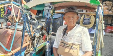 Tak Kenal Lelah, Kakek 70 Tahun di Parepare Tetap Kayuh Becak demi Nafkah Keluarga