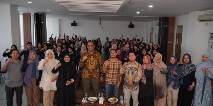 Fakultas Ilmu Pendidikan dan Sastra (FIPS) Universitas Bosowa (Unibos) menggelar kuliah tamu bertajuk “Artificial Intelligence or Authentic Intelligence?” yang berlangsung di Aula Fakultas Ekonomi dan Bisnis (FEB) Lantai 4 Gedung 1 Unibos, Jumat (23/10/2026)