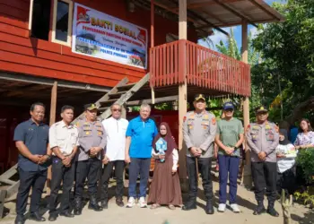 Bupati Pinrang Serahkan Bantuan Renovasi Rumah Layak Huni, Warga Padaidi Terima Manfaat