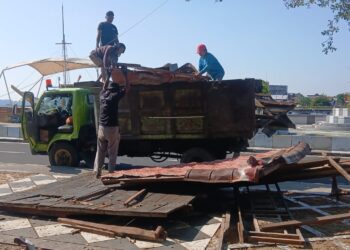 Diterjang Angin Kencang, DLH Gercep Bersihkan Gazebo Roboh di Tonrangeng Riverside Parepare