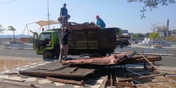 Diterjang Angin Kencang, DLH Gercep Bersihkan Gazebo Roboh di Tonrangeng Riverside Parepare
