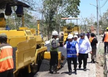 Jalan Ambo Matti Diaspal, Tasming Hamid Imbau Warga Tak Buang Sampah ke Selokan