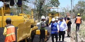 Jalan Ambo Matti Diaspal, Tasming Hamid Imbau Warga Tak Buang Sampah ke Selokan