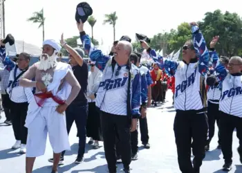 Bupati Pinrang Pimpin Defile 3.500 Peserta Porsenijar PGRI Sulsel di Sidrap